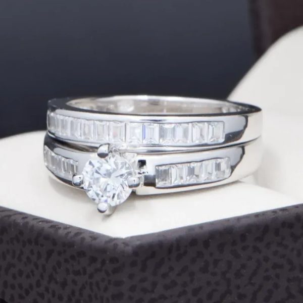 Anillo de compromiso con piedrecitas