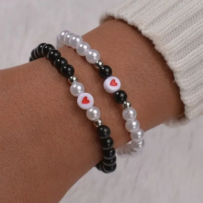 Pulsera blanca y negra con corazón para parejas