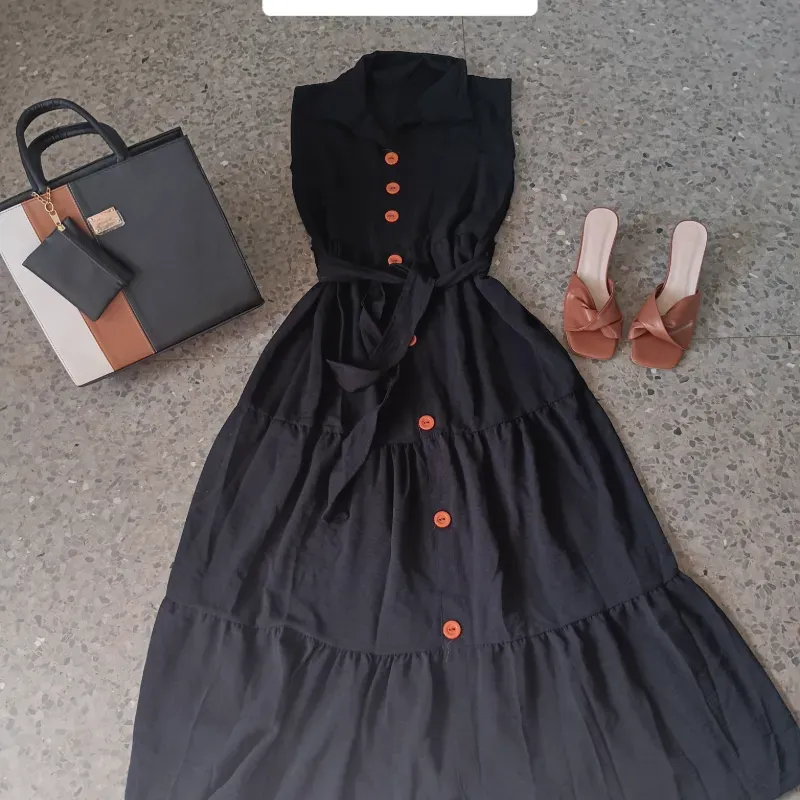 Vestido negro con botones