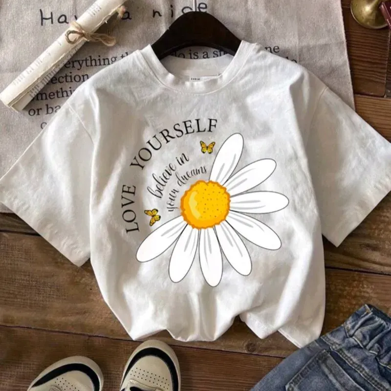 Camiseta blanca con diseño de margarita