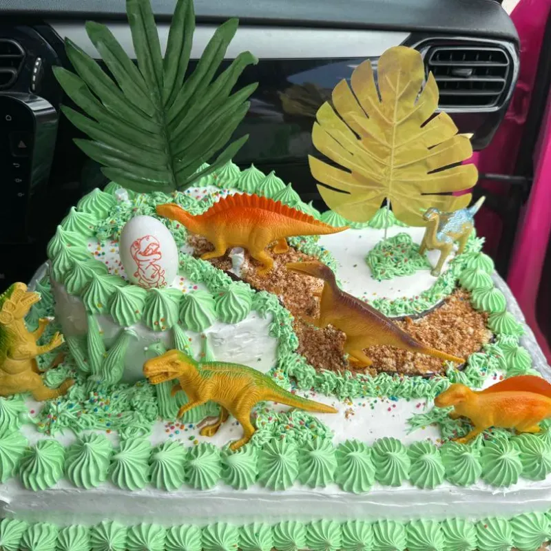 Cake capuchino con la temática de dinosaurios