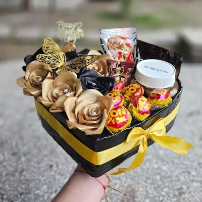 Cajita con Rosas , Nutela y bombones Negra y Dorada