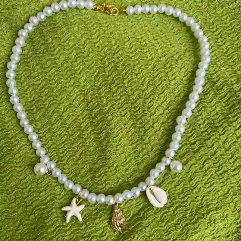 Collar con perlas y dijes de verano