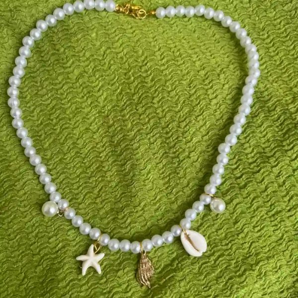 Collar con perlas y dijes de verano