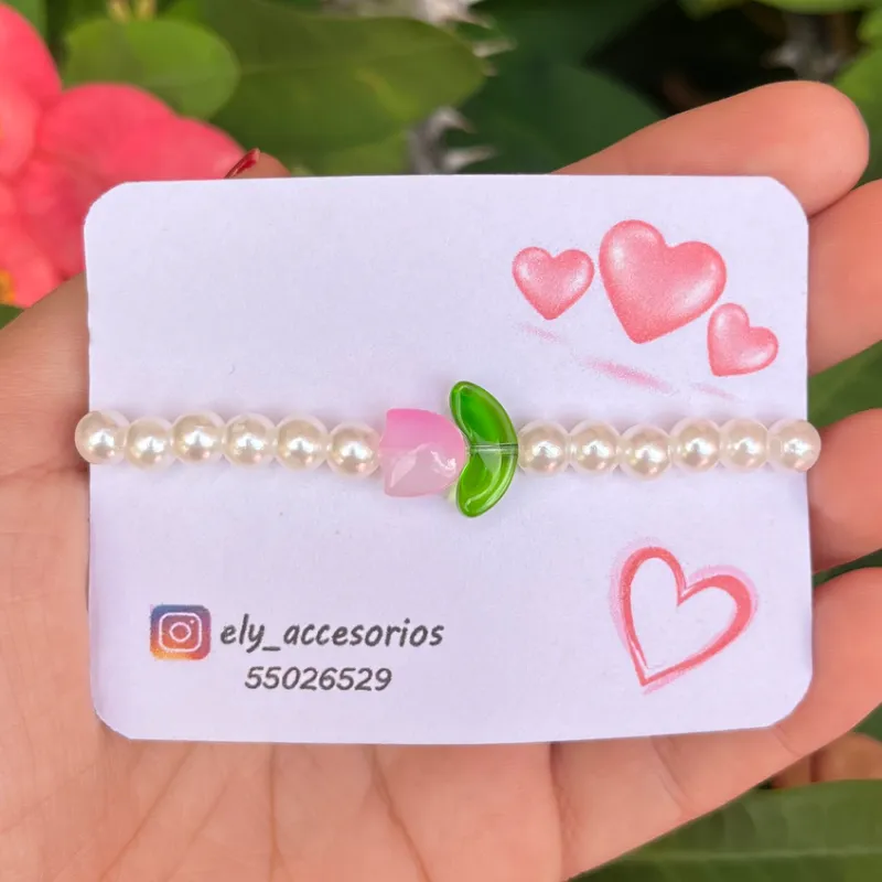 Pulsera de perlas blancas con tulipán