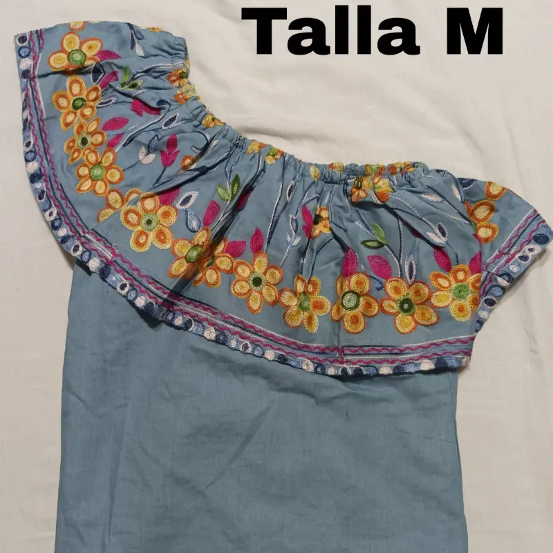 Blusa Azul con estampado de flores de un hombro