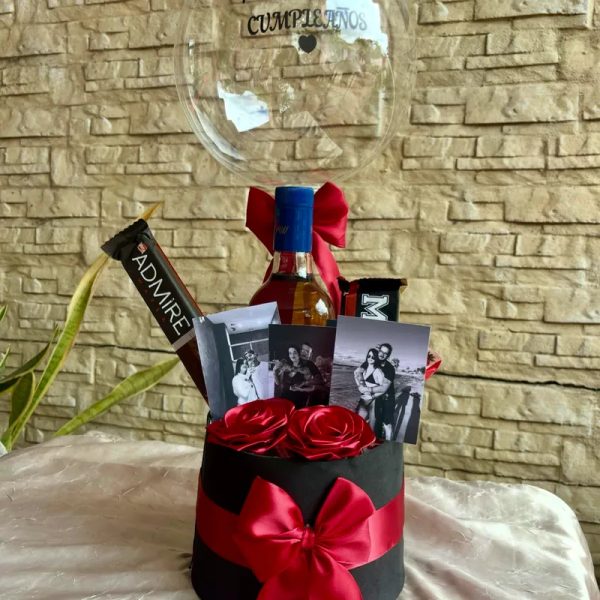 Caja cilíndrica con wiskey y confituras