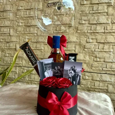 Caja cilíndrica con wiskey y confituras