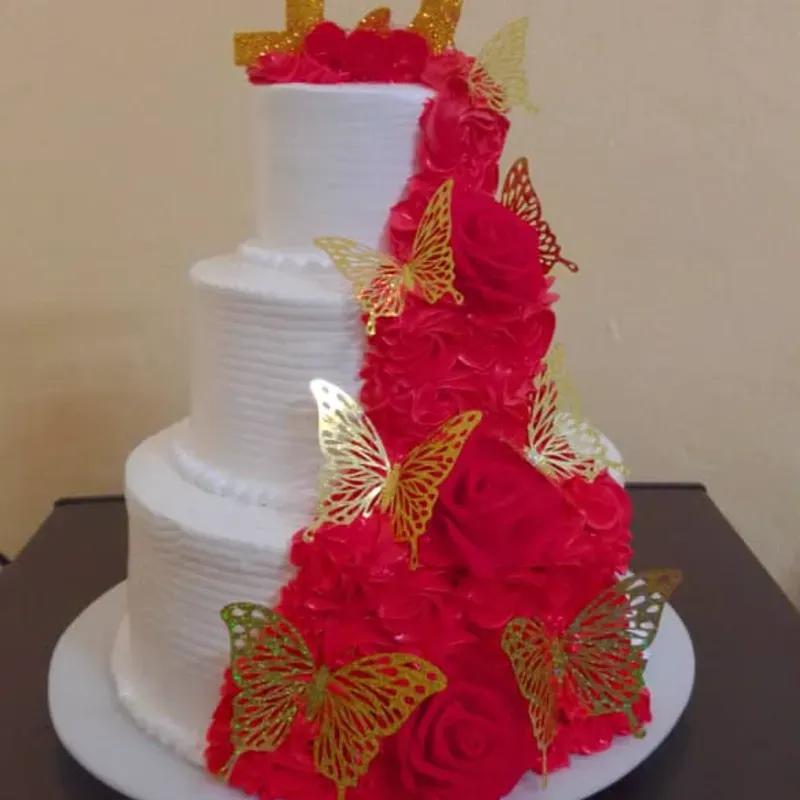 Pastel tres pisos blanco y rojo