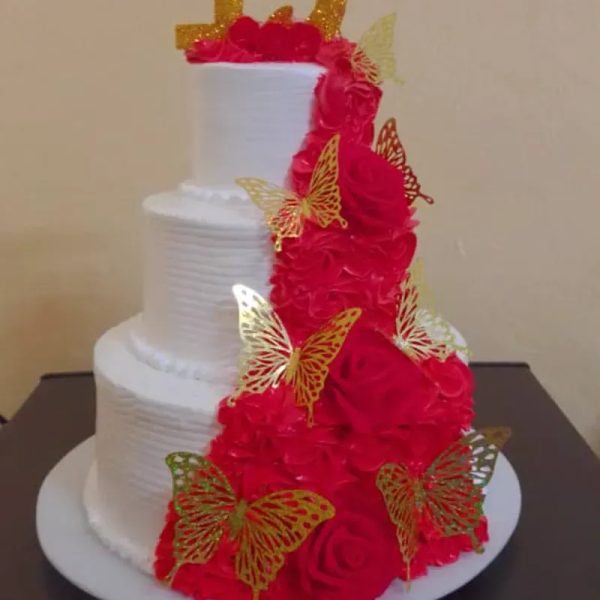 Pastel tres pisos blanco y rojo