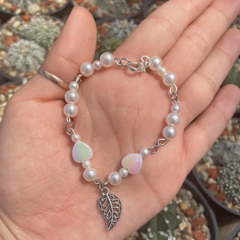 Pulseras de perlas y acero inoxidable.