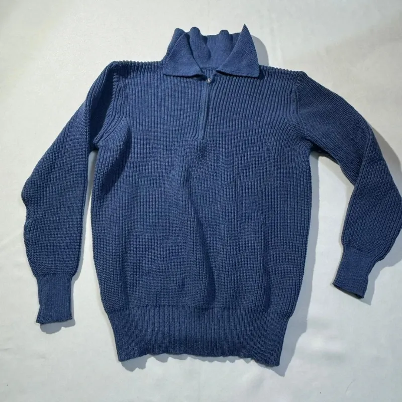 Enguatada Azul de Punto con Ziper y Cuello Alto