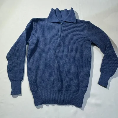 Enguatada Azul de Punto con Ziper y Cuello Alto