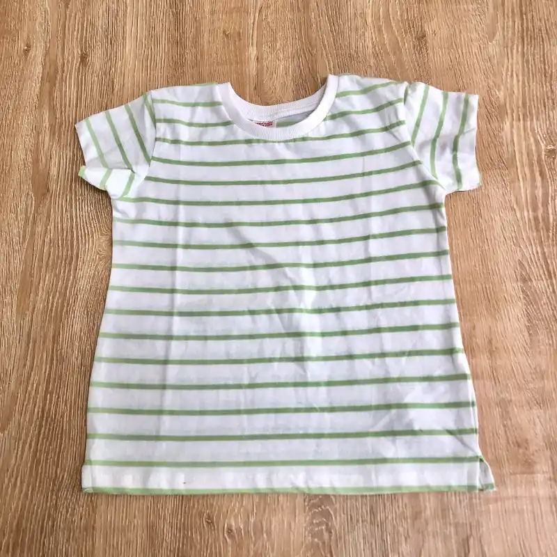 Pulóver color blanco con rayas verdes