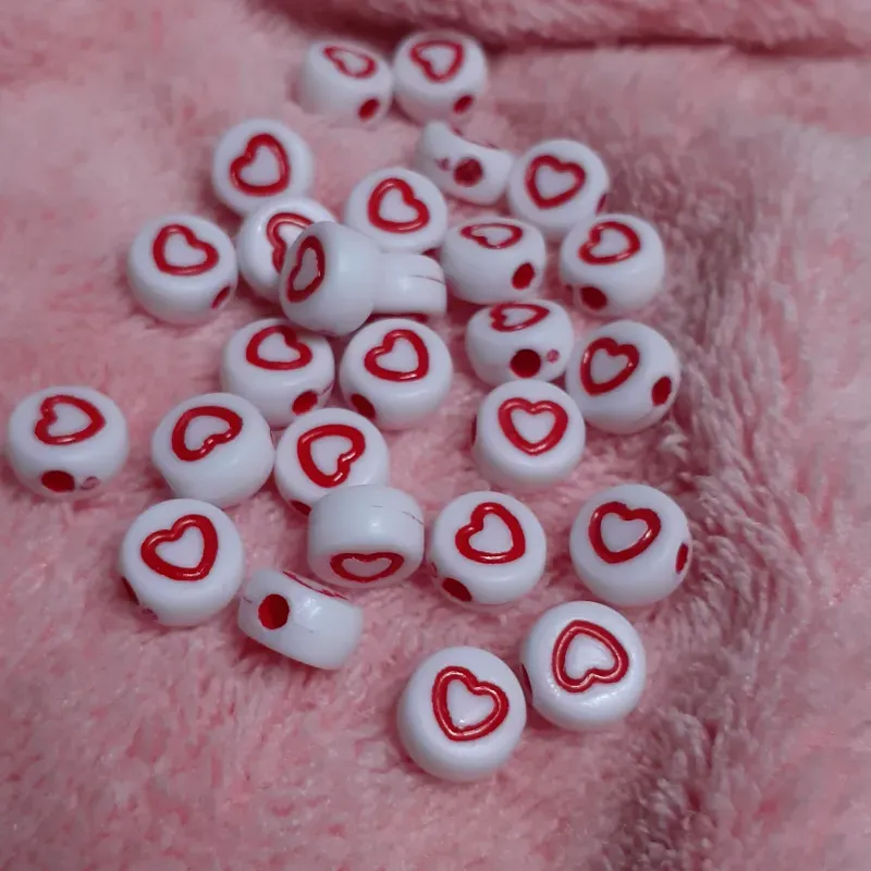 Cuenta blanca corazón rojo relieve