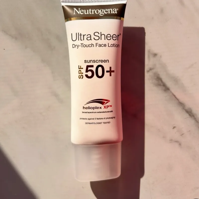 Protector Solar de Neutrogena ,Ultratransparente ,  de tacto seco 50 +