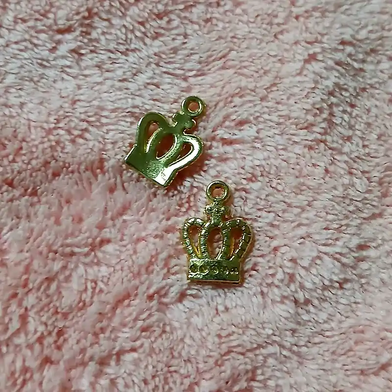 Dije Corona enchapada en oro