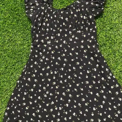 Vestido negro de flores
