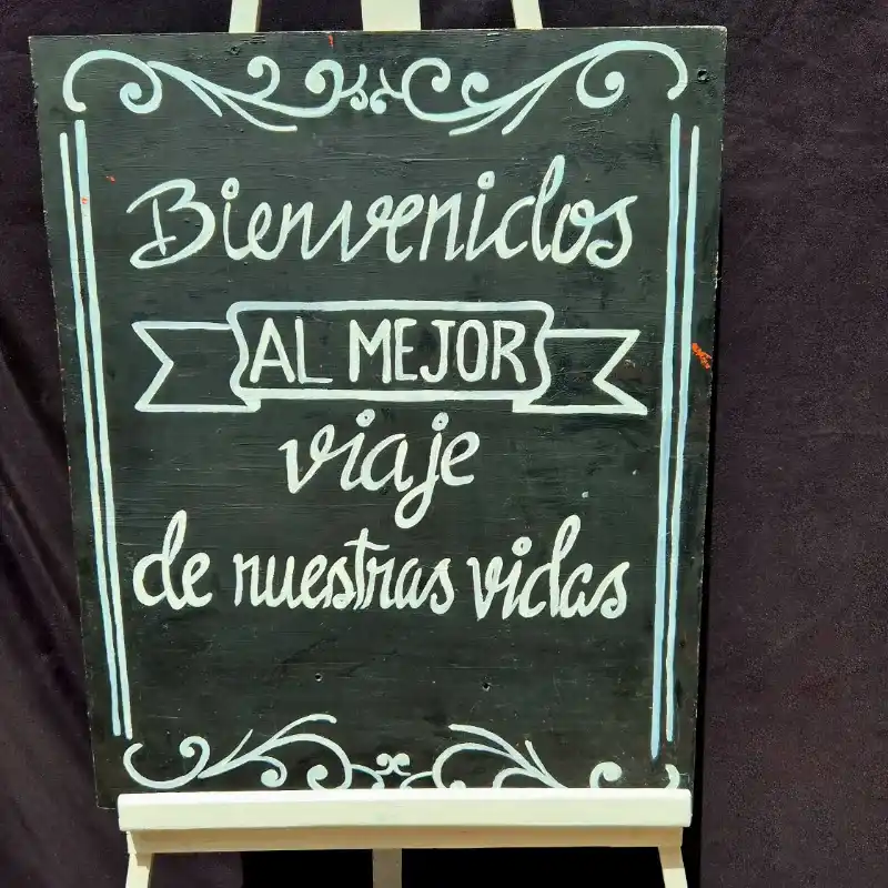 Caballete con cartel de Bienvenida.