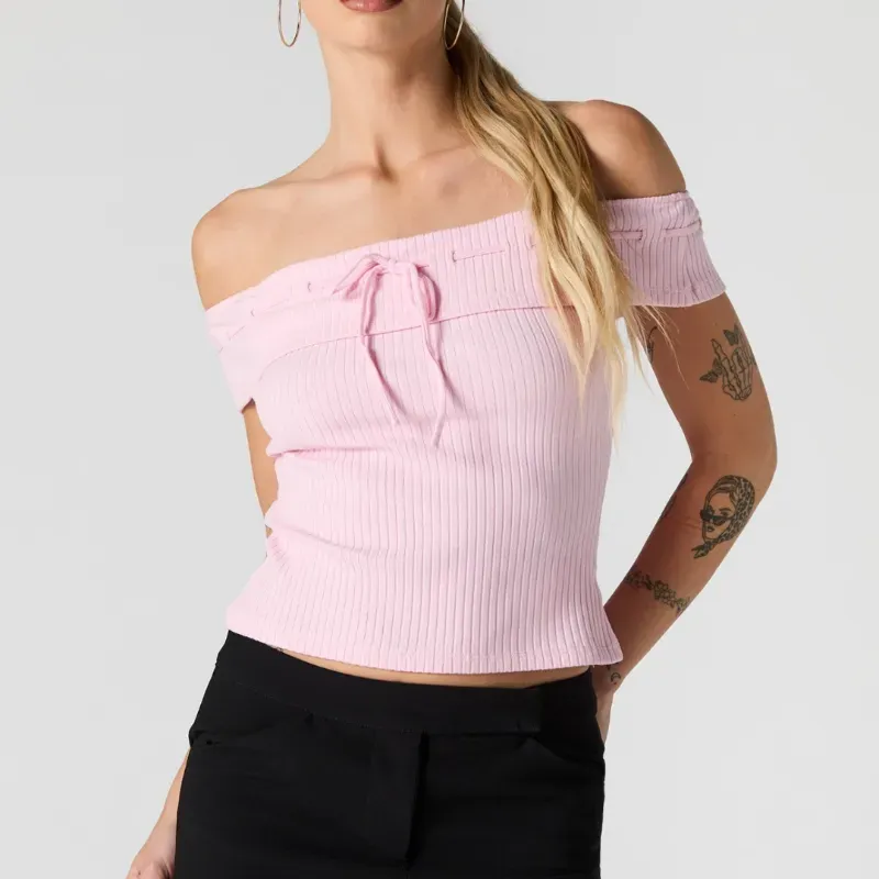 Blusa rosada de hombros descubiertos