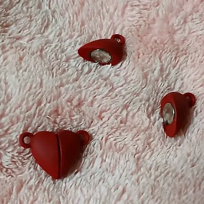 Corazones imantados rojos