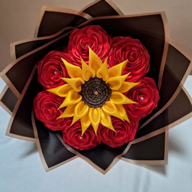 Girasol y rosas roja