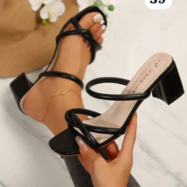  Sandalias negras de tacón medio