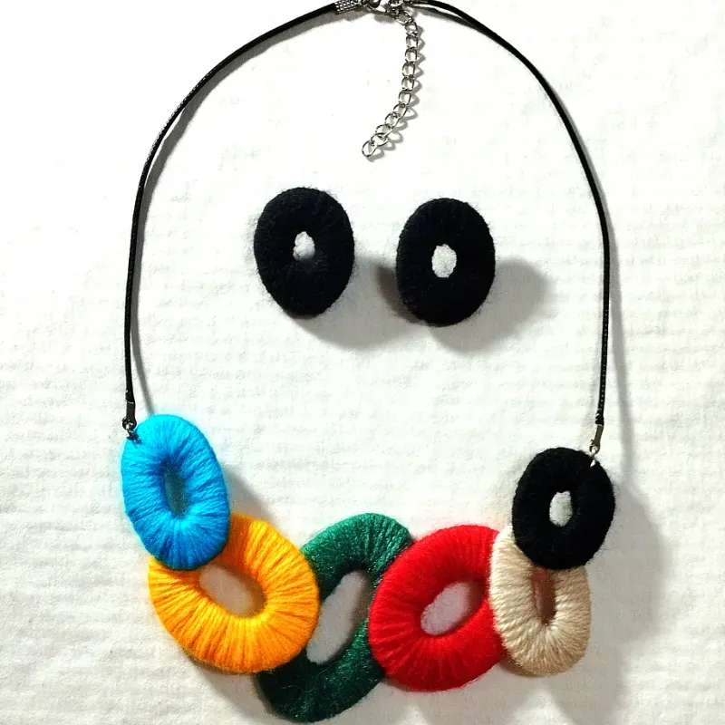 Conjunto de collar y aretes