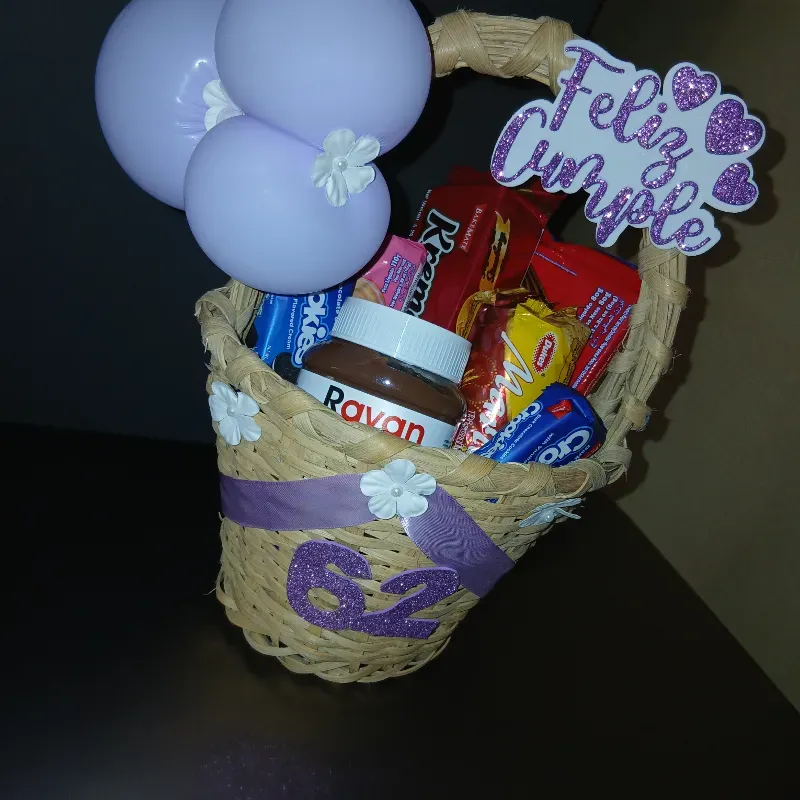 Canasta surtida con confituras