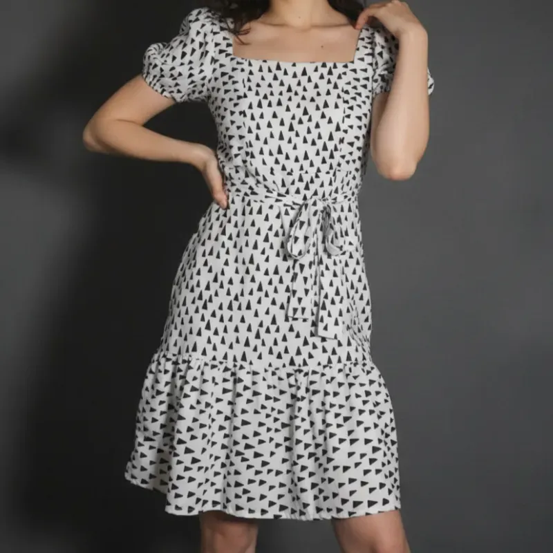 Vestido escote cuadrado con mangas globo y vuelo