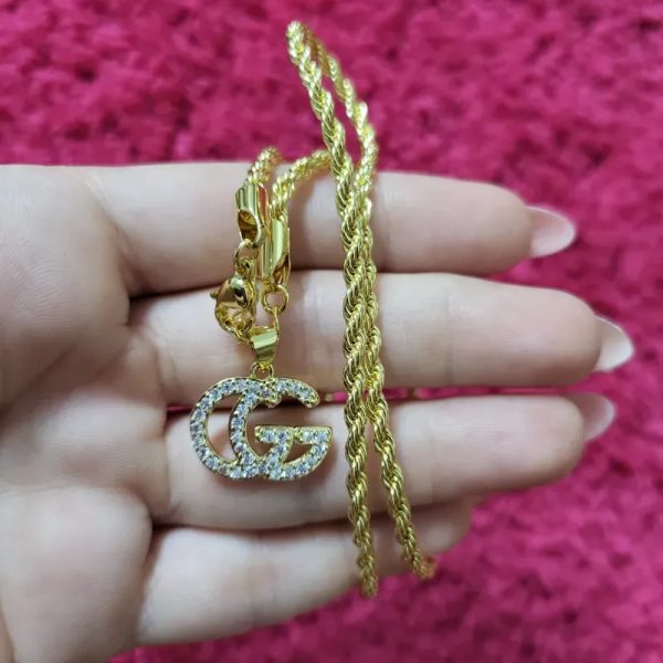 Cadena torcida con dije GUCCI