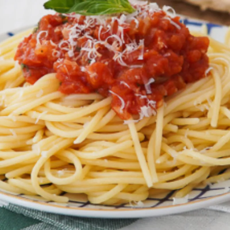 Spaguetis Napilitano con Queso Gouda