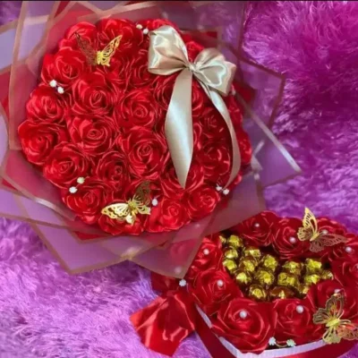 Combo de ramo rosas eternas grande con caja de bombones y rosas en forma ❤️