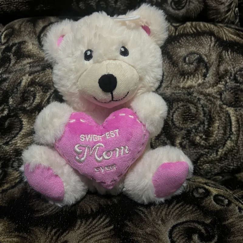 Oso con corazón rosado