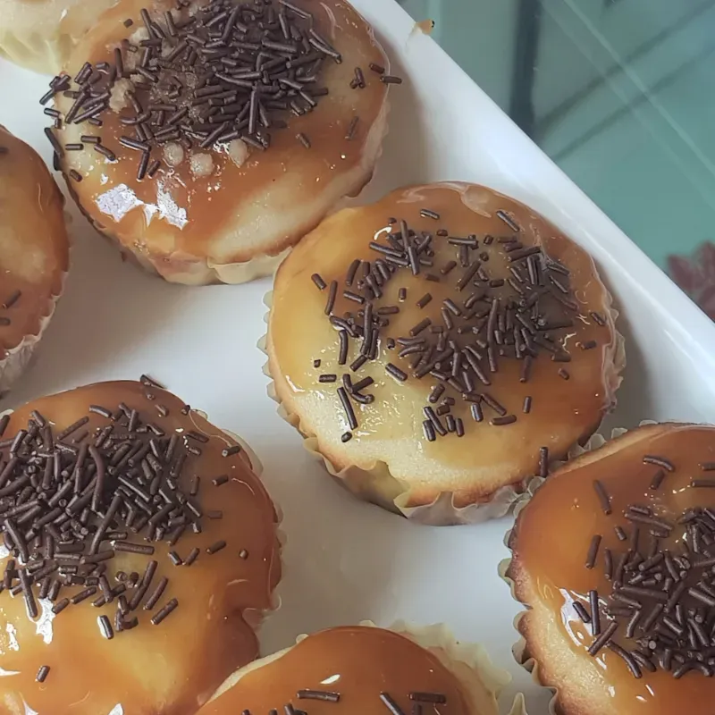 Cupcake de vainilla con dulce de leche