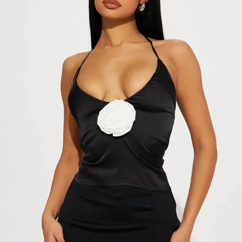 Blusa negra con rosa