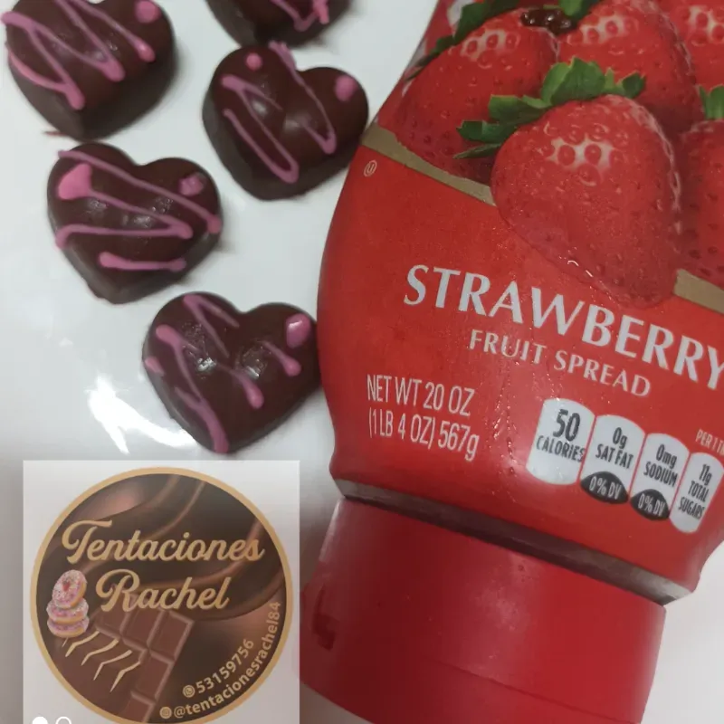 Bombón relleno con jalea de fresa 