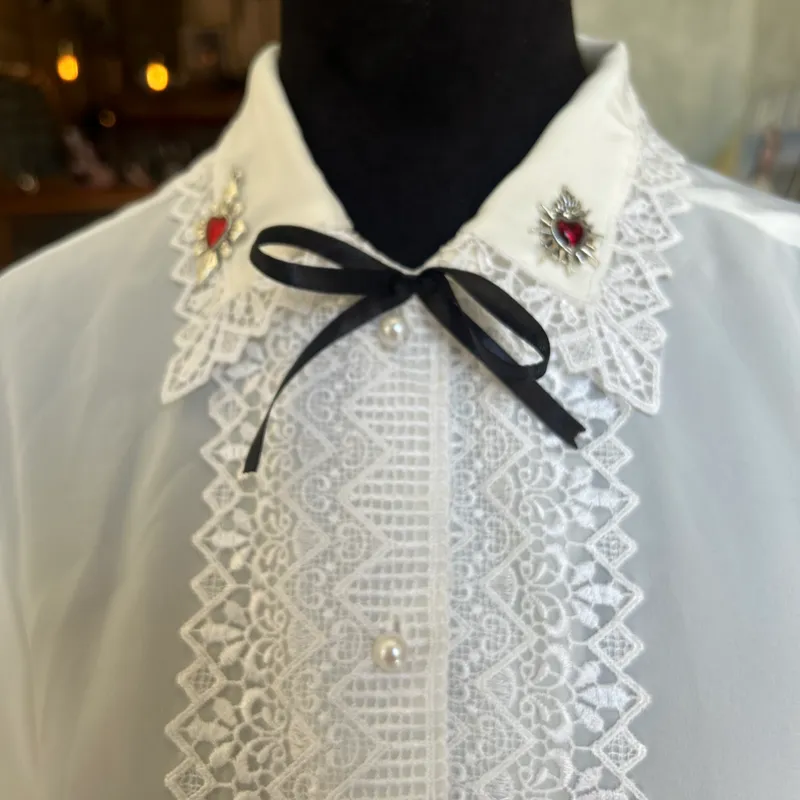 Camisa elegante con puños y lazo