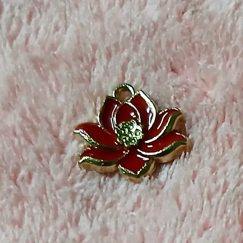 Dije dorado esmaltado flor de loto rojo
