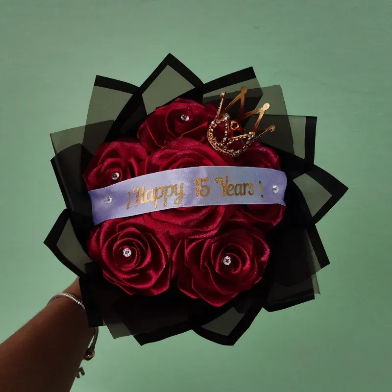 Ramo de 6 rosas eternas + corona y cinta personalizada