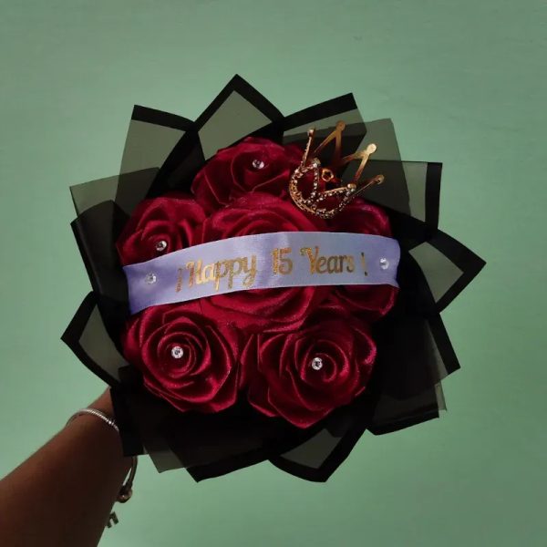 Ramo de 6 rosas eternas + corona y cinta personalizada