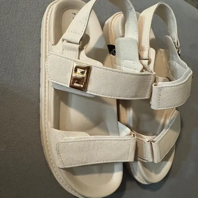 Sandalias colores blancas y carmelitas