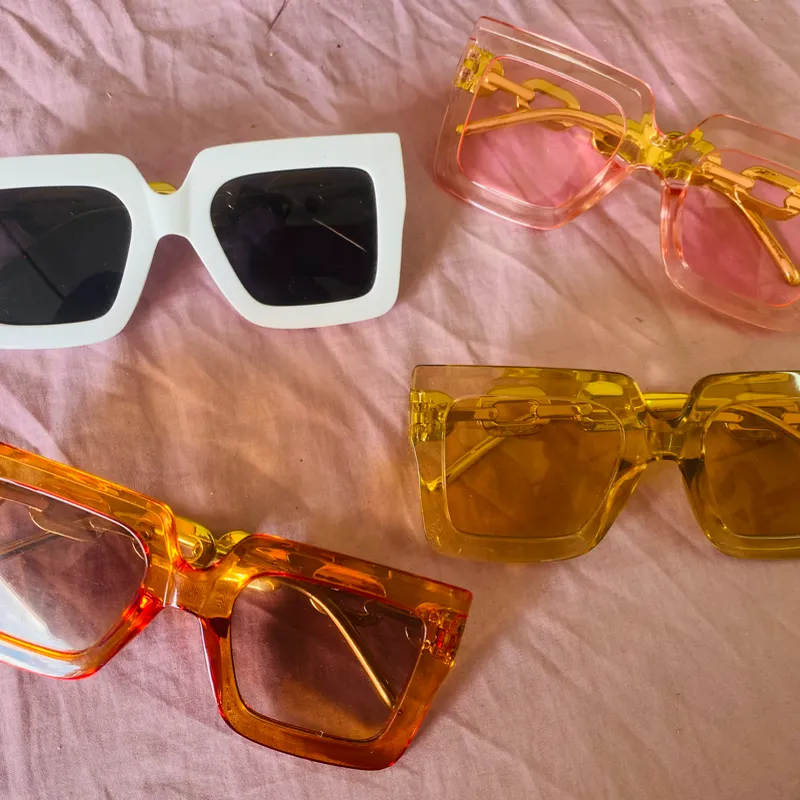 Gafas de sol con lentes de color y detalles en la armadura