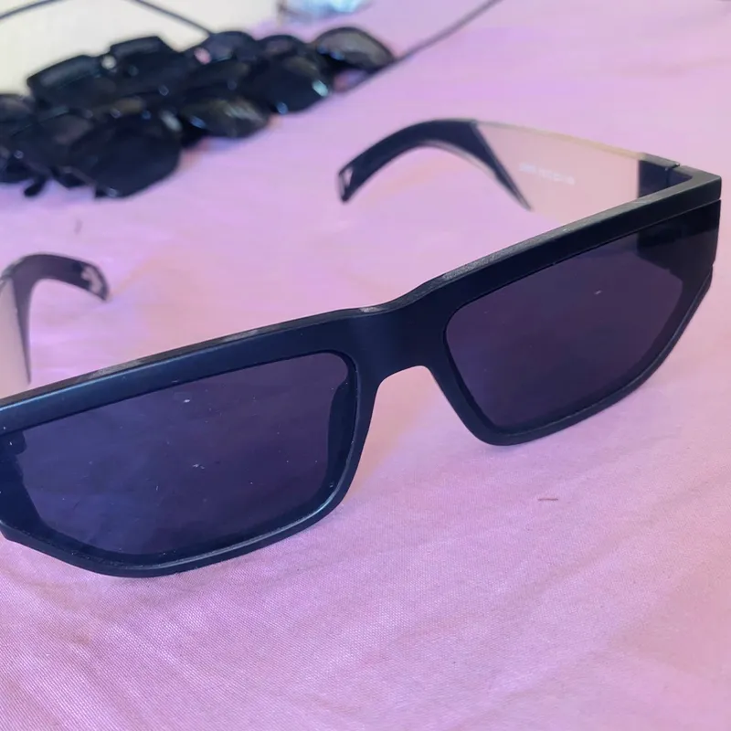 Gafas de sol con lentes oscuros