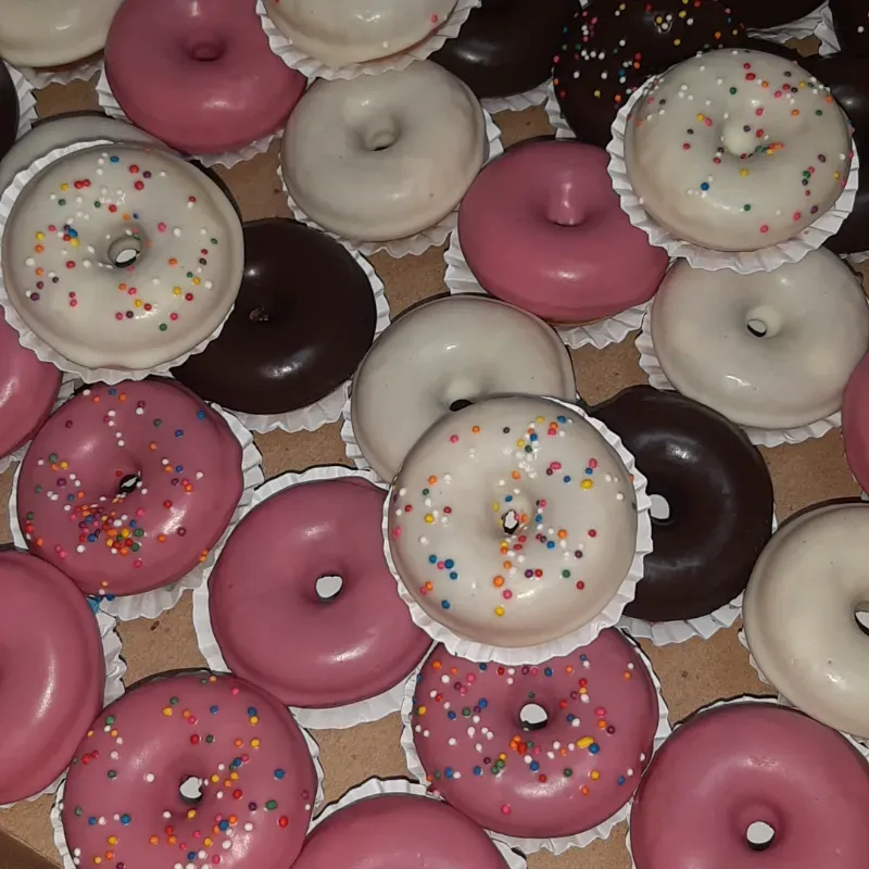 Cubiertas de chocolate blanco , oscuro y fresa