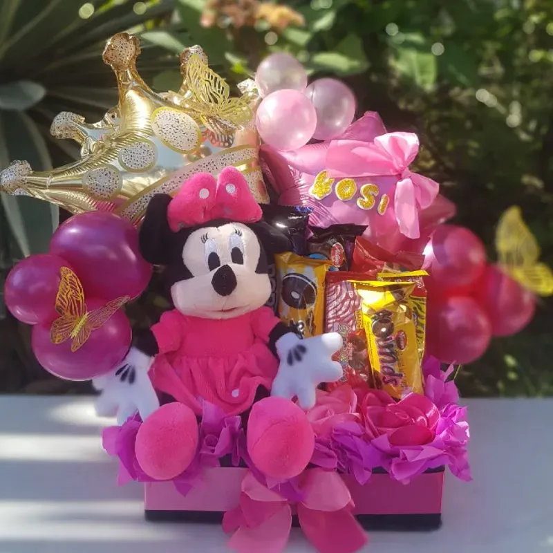 Caja rectangular con globos y peluche