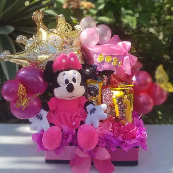 Caja rectangular con globos y peluche