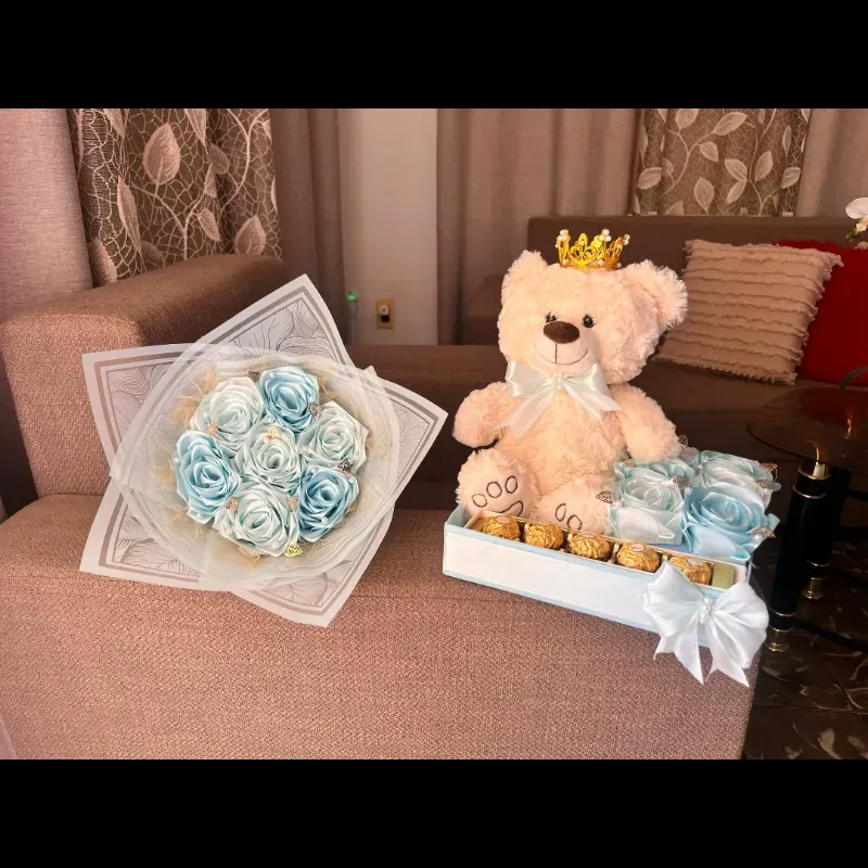 Caja de regalo con peluche y ramo de flores