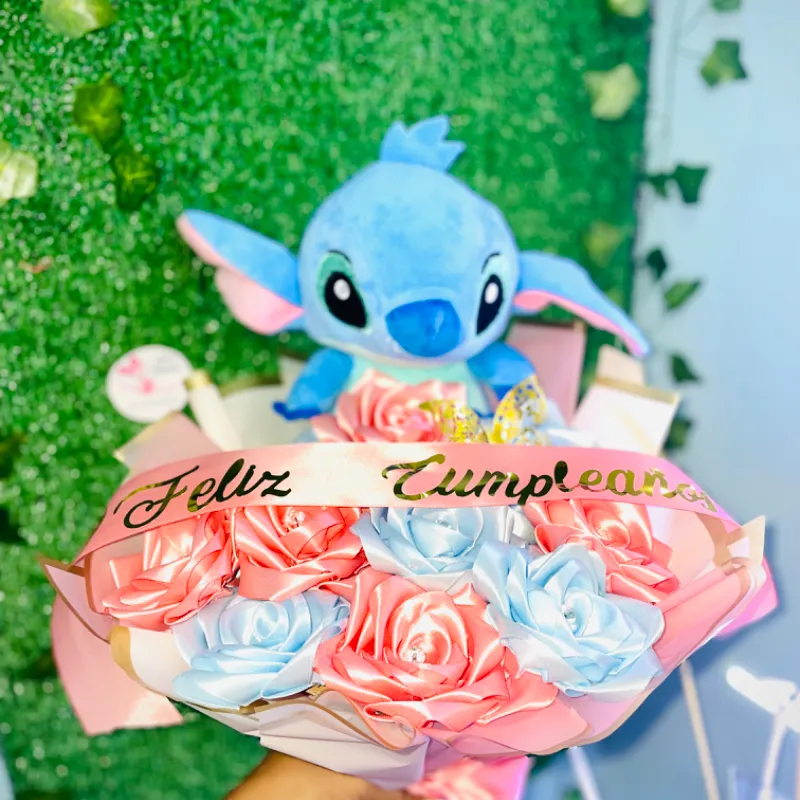  Ramo de Rosas Eternas con Stitch