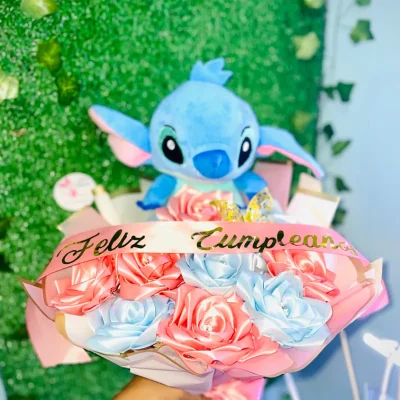  Ramo de Rosas Eternas con Stitch